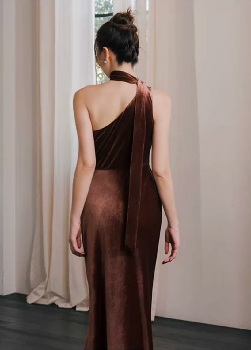 Chic One-Shoulder Velvet Evening Gown with Halter Neck and Draped Back